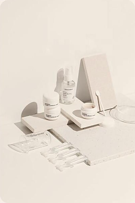 Kit de produits professionnels Mesoestetic utilisés lors des soins du visage chez Med'Esthétique